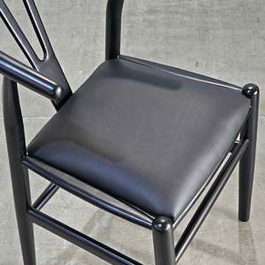 Chaise de salle à manger contemporaine en bois de caoutchouc avec siège rembourré et design léger - GCF206 - Product Image 3
