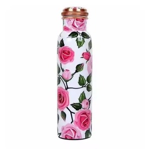 Elegante botella de cobre con estampado floral para hidratación Ayurvédica con diseño artístico y beneficios naturales para la salud - Product Image 1