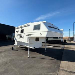 Achetez avec garantie : Mini-caravane moderne 4x4, élégante, légère, tout-terrain, camping-car avec capacité de couchage pour 4 personnes - Product Image 1