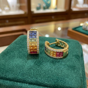 Elegante Anillo de Oro Amarillo de 18K con Zafiro Arcoíris Corte Princesa y Doble Hilera de Diamantes Engastados en Canal, Proveedor Chino de Joyería - Product Image 3