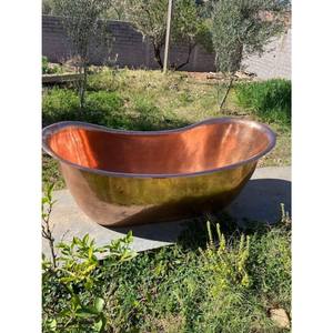 L'élégance d'une baignoire en cuivre ajoute un sentiment de rituel et de luxe au bain quotidien, magnifiquement conçue par KHOOSI OVERSEAS. - Product Image 1