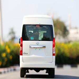 HIACE Fourgonnette à toit haut la plus vendue - 5 places, intérieur foncé, turbo diesel, transmission intégrale, sièges en cuir, pneus R16, barre de toit en alliage d'aluminium - Product Image 2