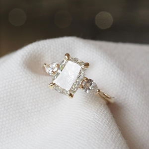 แหวนไตรภาคตัดรูปเพชรโมอิส2.21กะรัตหรูหราพร้อมรูปทรงลูกแพร์แหวนหมั้นสไตล์ไฮบริดเย็น - Product Image 4