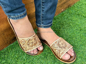 Sandalias Planas de Cuero Genuino Hechas a Mano Estilo Occidental para Mujer, Calzado Casual Cómodo con Flores, Sandalias Abiertas con Punta Descubierta en Color Marrón - Product Image 4