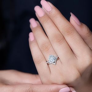 แหวนหมั้นรูปลูกแพร์แหวนออกแบบรูปตัว V - Product Image 1