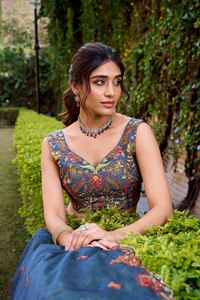Lehenga Choli en soie de créateur exclusif pour femmes avec broderie florale et travail lourd sur le bas, tenue indienne pakistanaise - Product Image 2