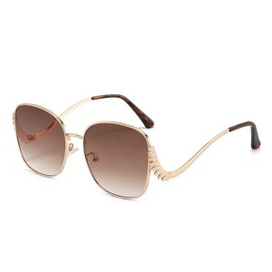 Gafas de sol para fiestas con montura metálica, sensación exclusiva y premium, construcción sólida que garantiza su integridad incluso durante el uso activo. - Product Image 2
