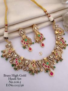 Vente en gros de collier en laiton doré de haute qualité pour femmes accessoire vestimentaire de qualité supérieure à des tarifs réduits - Product Image 2