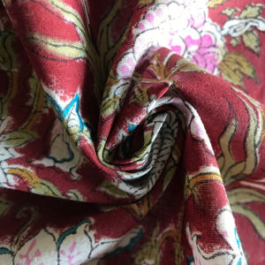 Tissu en coton imprimé à la main, base marron, motif floral indien traditionnel de plantes grimpantes et de vignes - Product Image 1