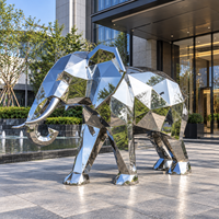 Sculpture d'éléphant en acier inoxydable facetté avec un tronc abaissé et des panneaux effet miroir pour la décoration paysagère extérieure