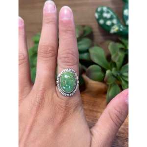 Anillo coleccionable de turquesa y plata de ley con motivos culturales navajo, talla 5.75 - Product Image 2