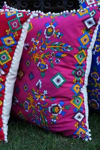 Funda de cojín de suelo de lino de doble cara tradicional 80x80 cm con pompones y cremallera oculta negra - Product Image 2