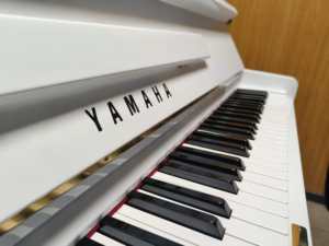 Piano Vertical Clásico Yamaha U1D, Importación de Japón, Artesanía Superior, Alta Calidad, Acabado Negro, Rendimiento Suave - Product Image 2