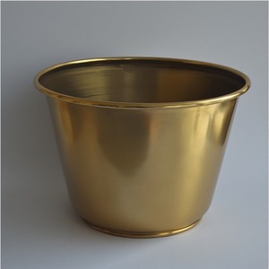 Pot d'arrosage en laiton doré antique inspiré du patrimoine avec un travail classique conçu pour un style de jardin élégant et une décoration intérieure de qualité supérieure - Product Image 4