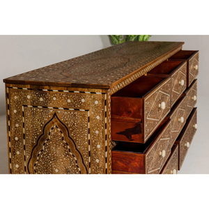 Commode en teck recyclé de style anglo-indien avec huit tiroirs et incrustations florales en os, fabriquée par Marwar Exports - Product Image 6