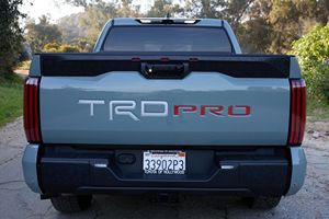 Toyota Tundra TRD Pro 2022 d'occasion en excellent état, V6 hybride bi-turbo, 4x4, couleur Lunar Rock, provenance Californie - Product Image 6