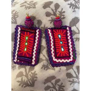 Boucles d'oreilles pendantes linéaires en améthyste avec patch tribal Kutch - Product Image 1