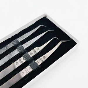 Pinzas negras mate para pestañas Juego de pinzas para pestañas sostenibles de grado quirúrgico grabado en corazón a precios asequibles - Product Image 4