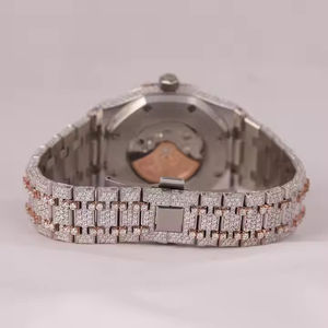 Montre pour hommes personnalisée deux tons rose et blanc avec mouvement à quartz et cadran arabe en moissanite - Product Image 3