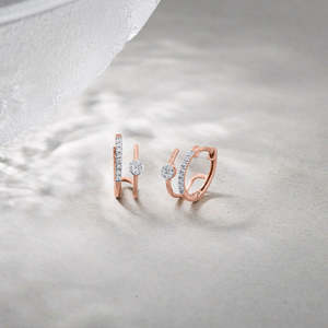 ต่างหูห่วงเพชรทรงรีและต่างหูแบบ Huggie - Product Image 1