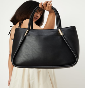 Elegante bolso tote negro de diseñador con detalles en dorado. Elegante y espacioso, disponible a precios de mayoreo. - Product Image 1