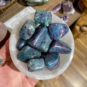 Rubíes Naturales a Granel en Cianita, Piedras Rodadas Talladas, Cristal Curativo de 20-30mm para Joyería, Reiki y Meditación, Venta al por Mayor - Product Image 2
