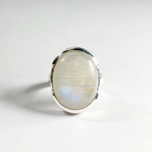 แหวนมูนสโตนชุบทองคำแท้แบบคลาสสิก (8.0 กรัม) ประดับพลอยแบบฝังกรอบกรงเล็บ สำหรับเป็นของขวัญ สไตล์คลาสสิก บรรจุในกล่องทองเหลือง - Product Image 1