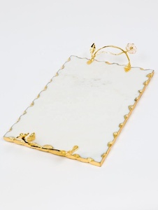 Bandeja de metal dorado con acabado decorativo más vendida, pedido a granel personalizado, uso al por mayor, último diseño, artesanías, bandejas de mármol para servir - Product Image 2