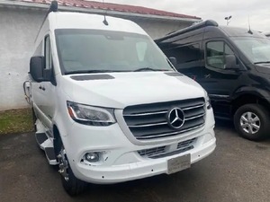 Autocaravana C-o-a-c-h-m-e-n G-a-l-l-e-r-i-a 24FL 2024 Usada en Excelentes Condiciones, Lista para la Venta - Product Image 3