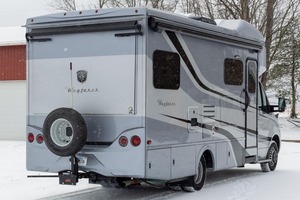 Autocaravana Mercedes-Benz Sprinter 3500XD Tiffin Wayfarer 25QW usada de primera calidad, año 2020, ~12,700 millas, motor Turbodiésel V6. - Product Image 2