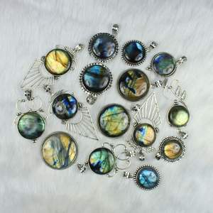 Collier en argent sterling de créateur avec pendentif de réglage de lunette en labradorite multi-flashy et breloques plaquées bijoux en gros - Product Image 3