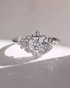 แหวนหมั้นเพชรมอยส์ซอไนต์ทรงกลมตัดขนาด7มม. | ดอกบัวประดับดอกไม้ประดับอัญมณีประดับงานแต่งงานสีทองเงิน - Product Image 1