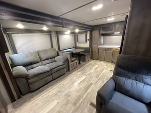 NEATLY USED 2019 Keystone Sprinter Campfire 29FK DISPONIBLE À LA VENTE - Product Image 3