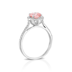 Anillo de Compromiso con Diamante Cultivado en Laboratorio de Corte Redondo de 4.50 Quilates, Color Rosa Intenso, Engaste de Puntas con Pavé y Piedras Laterales, Oro Blanco de 18K - Product Image 3