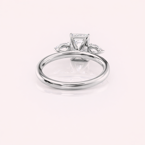 Anillo de diamantes de laboratorio de corte esmeralda de gama alta con diamantes de lado de pera Oro blanco de 18 quilates - Product Image 3