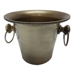 Refroidisseur de vin en métal antique au design vintage seau à glace refroidisseur de bar et décoration de mariage seau à glace avec logo personnalisé - Product Image 1