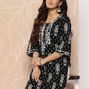 Kurta imprimé floral ethnique moderne pour femmes, tenue décontractée droite et élégante, pur coton indien - Product Image 4
