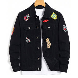 Veste en jean à détails patchés pour hommes Veste noire en coton foncé avec fermeture à boutons de style rappeur et poches plaquées - Product Image 1