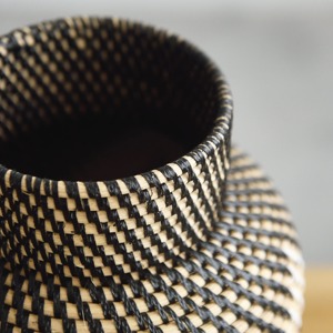 Jarrón de ratán con patrón negro marrón blanco Hecho en Vietnam Material ecológico para decoración del hogar y vajilla al por mayor - Product Image 2