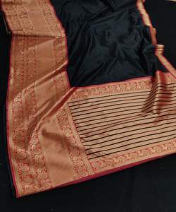 Seductor y fabuloso vestido de recepción Chinon Sari con diseño impreso y detalles de forcejeo para grandes entradas. - Product Image 3