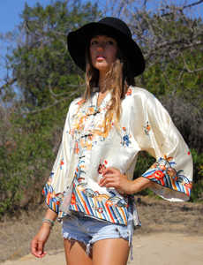 Chaqueta de cama bordada a mano asiática Hermoso bordado Satén de seda muy detallado Excelente Estilo Vintage - Product Image 2