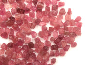 Lot de 50 pierres brutes de tourmaline rose naturelle de haute qualité (2-4 mm) – Authentiques, taillées à la main, effet optique étoilé, pour la fabrication de bijoux
