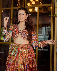 Conjunto de Lehenga Choli de seda de mantequilla de diseñador para mujer de estilo indio tradicional Impresión digital y trabajo de espejo con trabajo de espejo Dupatta - Product Image 2