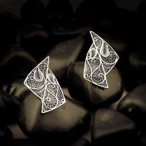 ต่างหูเม็ดสีเงินคุณภาพสูงจากผู้ผลิตอินเดียพร้อมประกายระยิบระยับ - Product Image 4