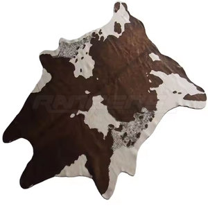 Tapis en peau de vache authentiques avec des motifs uniques parfaits pour les espaces agricoles ou industriels - Product Image 2