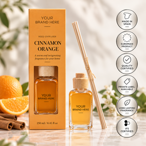 Diffuseur de parfum en bâtonnets à la cannelle et à l'orange, marque privée, 250 ml |   Parfum d'ambiance pour la maison aux senteurs d'agrumes et épicées |   Fabricant OEM Espagne - Product Image 1