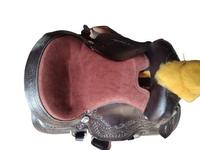 Selle de cheval Western anglaise en cuir véritable façonnée à la main, avec siège rembourré, motifs floraux sculptés, tapis de monte cowboy, et bride de cheval antichoc