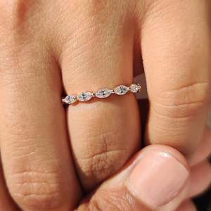 Anillo de Eternidad con Diamantes Marquise, Estilo de Puntas Compartidas, Joyería de Lujo - Product Image 4