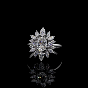 Anillo de Diamante Cultivado en Laboratorio con Corte Ovalado y Diamantes Laterales en Forma de Marquesa y Pera |   Joyería Fina de Lujo - Product Image 1