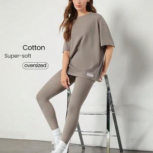 Conjunto de entrenamiento de 2 piezas transpirable con estampado personalizado OEM para mujer, camiseta de tela acanalada, mallas decoradas con botones de encaje para ropa deportiva de gimnasio - Product Image 4